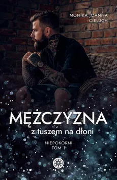 Mężczyzna z tuszem na dłoni - Monika Cieluch